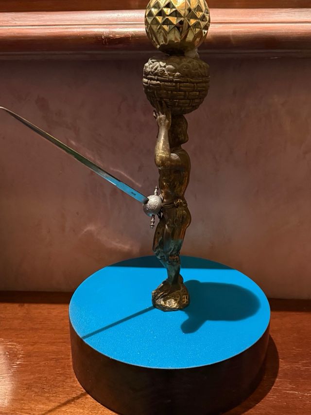 Figura decorativa hombre espada