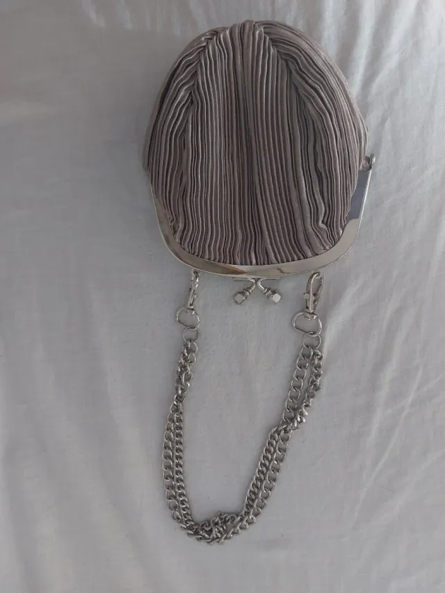 Bolso de mano con cadena plateada