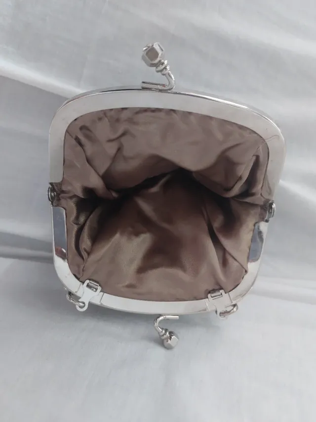 Bolso de mano con cadena plateada