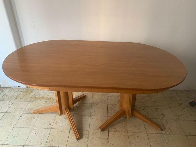 Mesa de comedor de madera