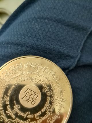Moneda con Rostros Grabados