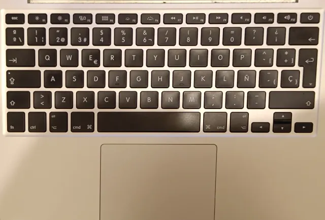 Macbook Pro Retina 13" 2015 + funda y conectores