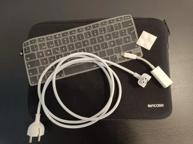 Macbook Pro Retina 13" 2015 + funda y conectores