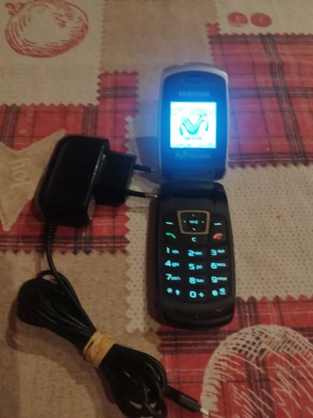 Teléfono Samsung Plata conpania Movistar