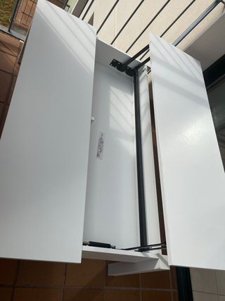 Mesa pequeña blanca plegable