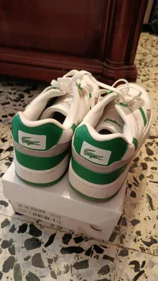 Deportivas Blancas y Verdes Talla 45.