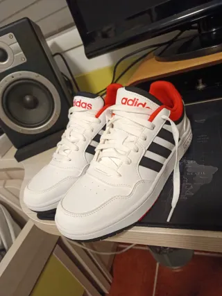 Zapatillas Adidas Blancas y Rojas