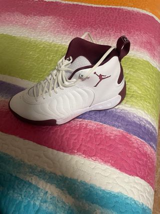 Zapatillas Jordan Blancas y Rojas