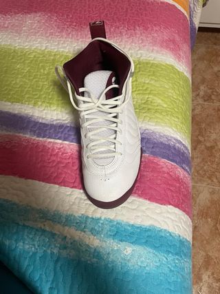 Zapatillas Jordan Blancas y Rojas