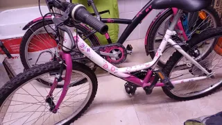 Bicicleta niña rosa con flores