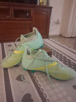 Botas de fútbol verdes