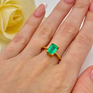 Anillo Oro 18kt con Esmeralda