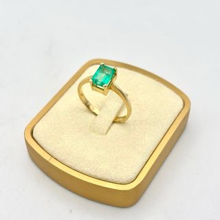 Anillo Oro 18kt con Esmeralda