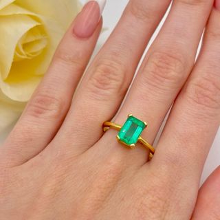 Anillo Oro 18kt con Esmeralda