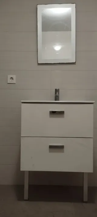Mueble de lavabo con lavabo y grifo. Regalo espejo