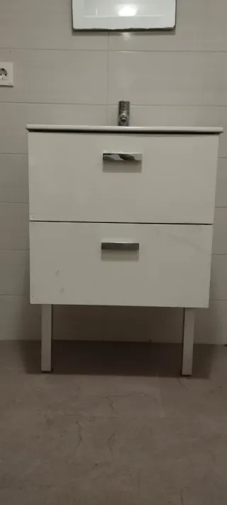 Mueble de lavabo con lavabo y grifo. Regalo espejo
