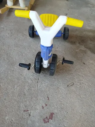 Triciclo infantil amarillo y blanco
