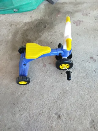 Triciclo infantil amarillo y blanco