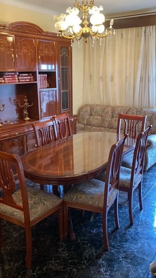 Conjunto comedor: mesa, sillas y muebles armario 

