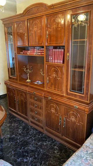 Conjunto comedor: mesa, sillas y muebles armario 
