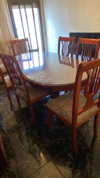 Conjunto comedor: mesa, sillas y muebles armario 
