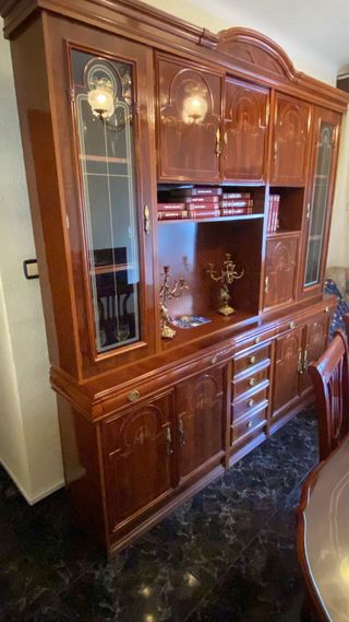Conjunto comedor: mesa, sillas y muebles armario 

