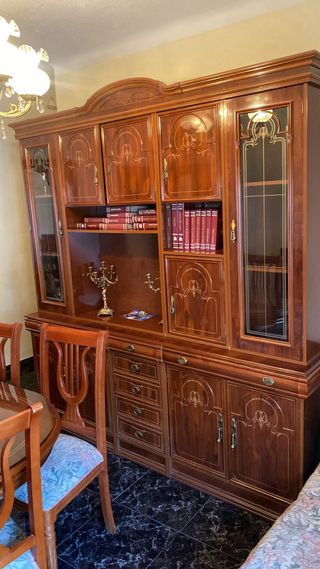 Conjunto comedor: mesa, sillas y muebles armario 

