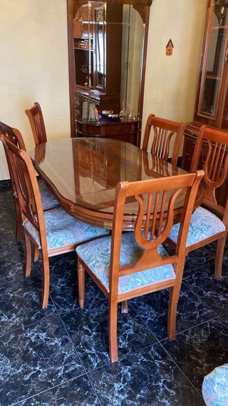 Conjunto comedor: mesa, sillas y muebles armario 

