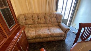 Conjunto comedor: mesa, sillas y muebles armario 
