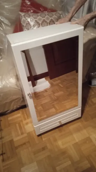 Armario de baño blanco con espejo