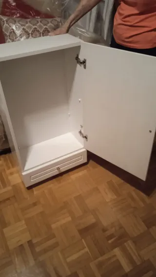 Armario de baño blanco con espejo