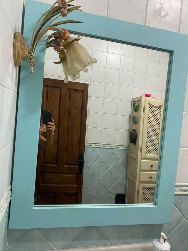 Espejo verde agua de madera maciza y cristal.