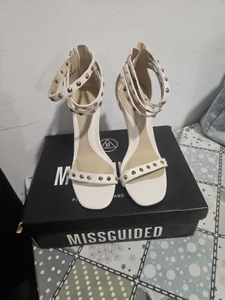 Sandalias Missguided Talla 37 Blancas Tachuelas 
