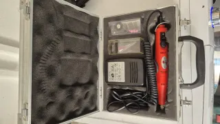 Herramienta rotativa tipo Dremel con accesorios