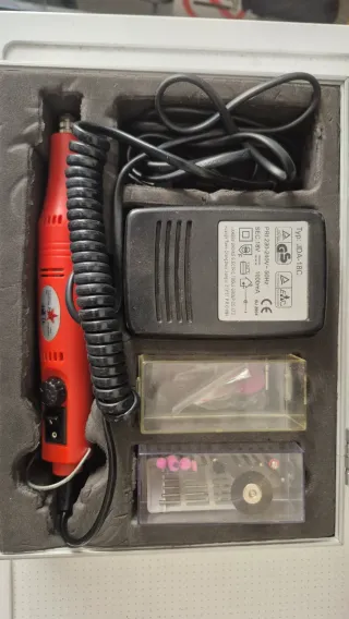 Herramienta rotativa tipo Dremel con accesorios