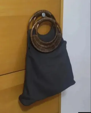 Bolso vintage de mano con asas de mimbre
