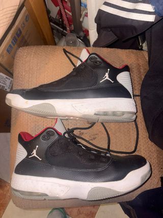 Jordan Max Aura 2 Talla 44 Negro/Rojo