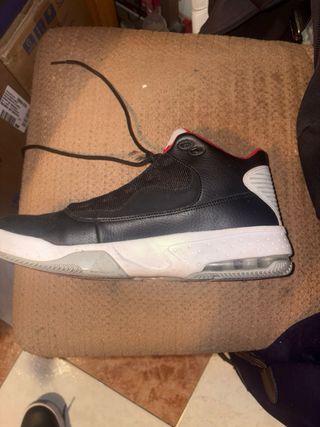 Jordan Max Aura 2 Talla 44 Negro/Rojo