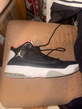 Jordan Max Aura 2 Talla 44 Negro/Rojo