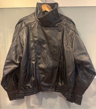 Cazadora efecto piel oversize Zara Talla M