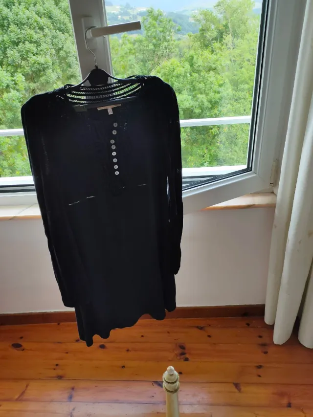 Vestido negro con botones