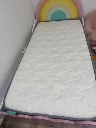 Cama infantil con cabecero de arcoíris