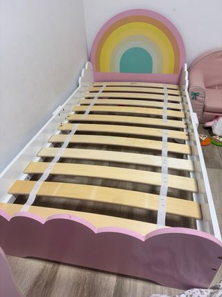 Cama infantil con cabecero de arcoíris