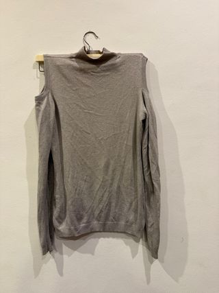 Camiseta gris manga larga con hombros descubiertos