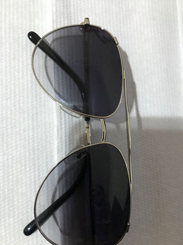 Occhiali da sole argentati e neri