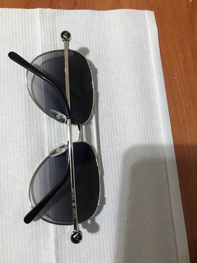 Occhiali da sole argentati e neri