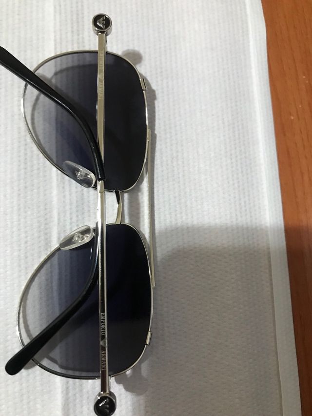 Occhiali da sole argentati e neri