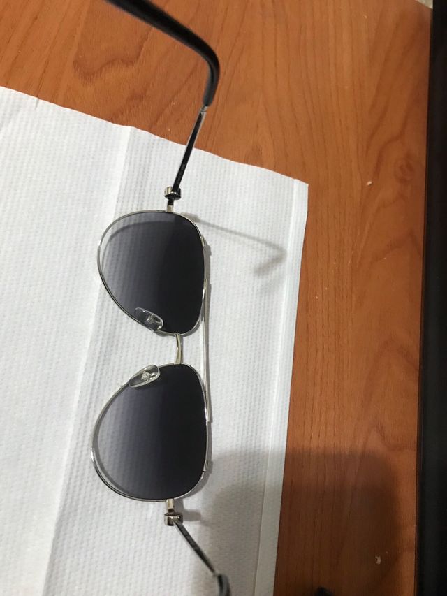 Occhiali da sole argentati e neri