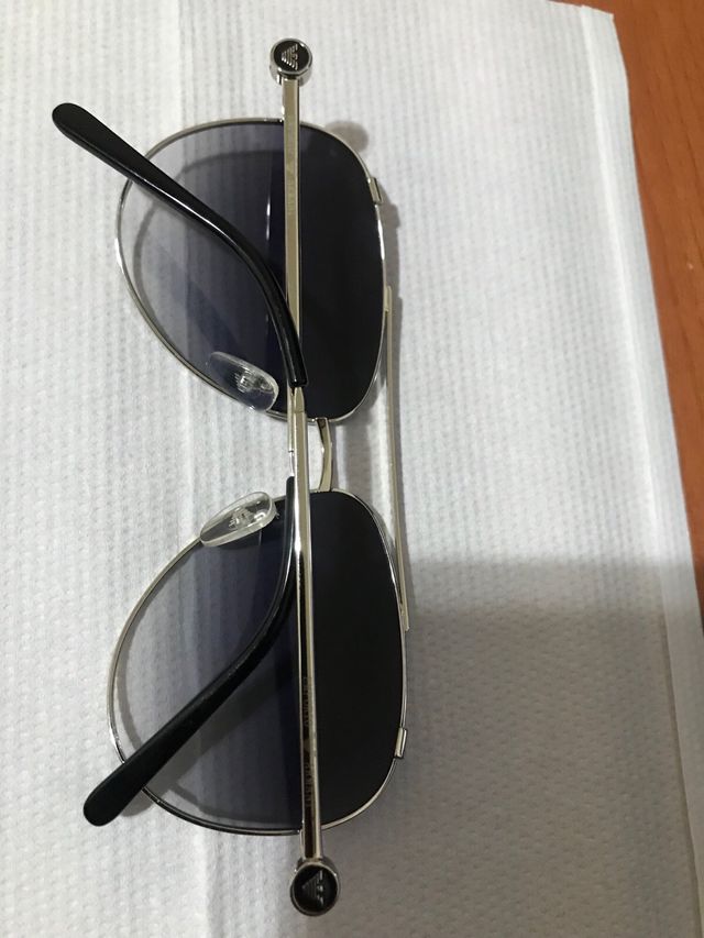 Occhiali da sole argentati e neri