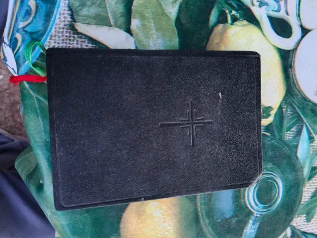 Antiguo Misal cantos dorados.